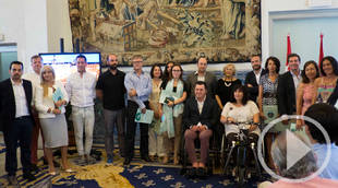 La alcaldesa presenta la séptima edición de la guía de turismo accesible