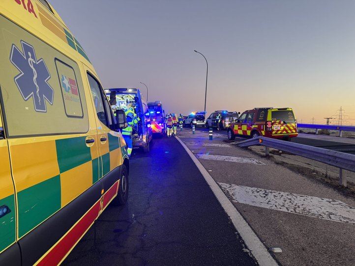 Fallece la conductora herida grave tras chocar contra un autobús en la A-1