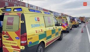 Un muerto y cuatro heridos en una colisión entre tres vehículos