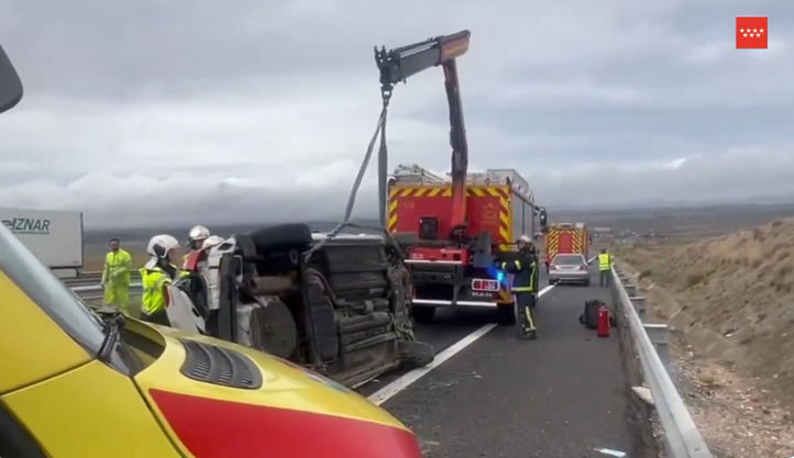 Bomberos dan la vuelta al vehículo volcado en un accidente en la A-3