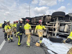Rescatado el conductor de un camión accidentado en la M-410, en Moraleja de Enmedio