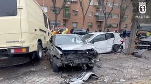 Pierde el control de su camión y choca contra varios vehículos en Puente de Vallecas