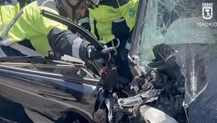 Dos heridos graves tras chocar un turismo contra un autobús