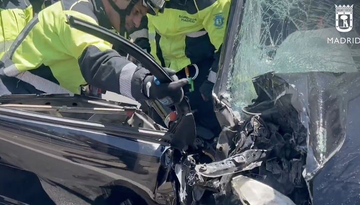 Los bomberos intervienen en el coche accidentado en la avenida de la Aviación