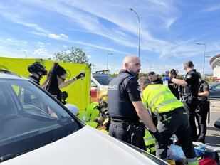 Sanitarios atienden a las dos víctimas del accidente junto al Metropolitano