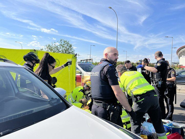 Sanitarios atienden a las dos víctimas del accidente junto al Metropolitano