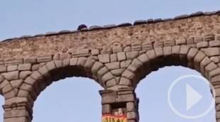 Incidente durante la Media Maratón de Segovia, un hombre se sube al Acueducto