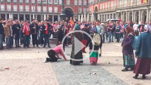 Hinchas del PSV humillan a varias mujeres en la Plaza Mayor