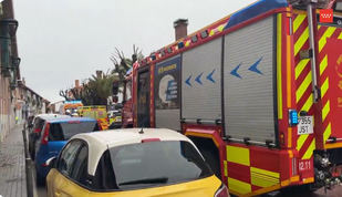 Efectivos de emergencias acuden a atender a una mujer agredida en Sevilla La Nueva