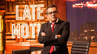 Con la colaboración de numerosos rostros populares y Almodóvar de padrino