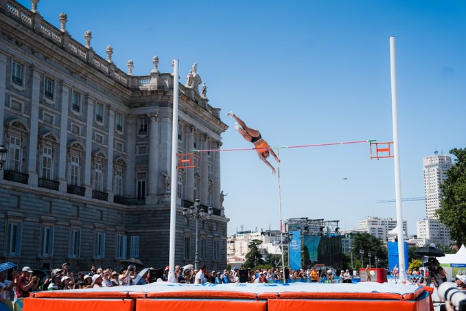 Prueba de salto con pértiga delante del Palacio Real