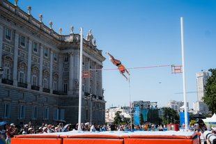 Salto con pértiga en plena Plaza de Oriente