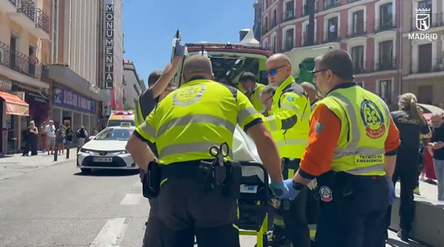 Sanitarios atienden a una mujer atropellada en la calle Atocha