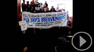 Felipe González y Juan Luis Cebrián no son "bienvenidos" en la Autónoma