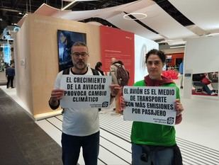 Ecologistas en Acción despliega una pancarta en Fitur para denunciar los impactos del turismo masivo