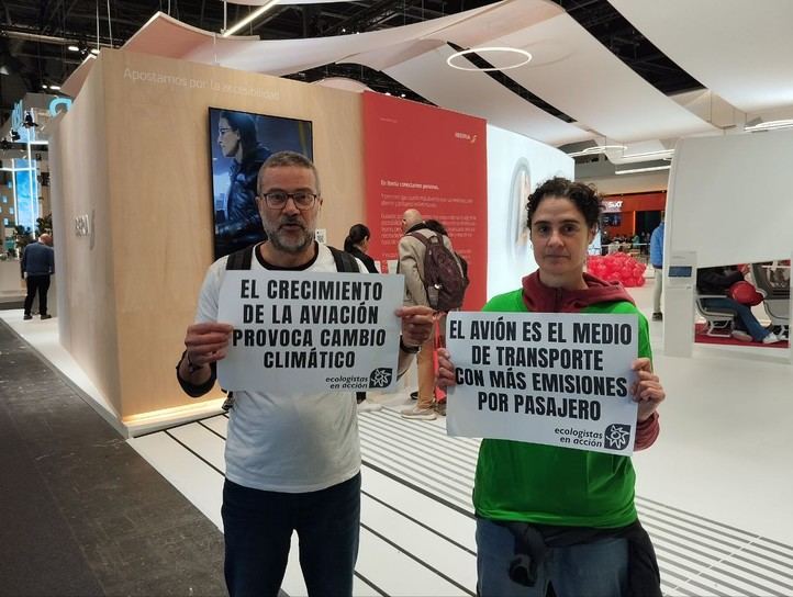 Ecologistas en Acción despliega una pancarta en Fitur para denunciar los impactos del turismo masivo