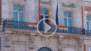 Bandera arcoiris en Madrid por las víctimas de Orlando