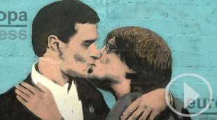 El artista Tvboy pinta el beso entre Sánchez y Puigdemont en el parque de Glòries de Barcelona