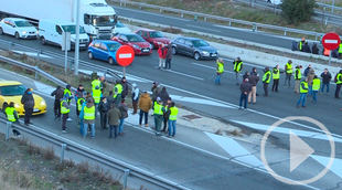 Taxistas de Madrid bloquean los accesos a Fitur