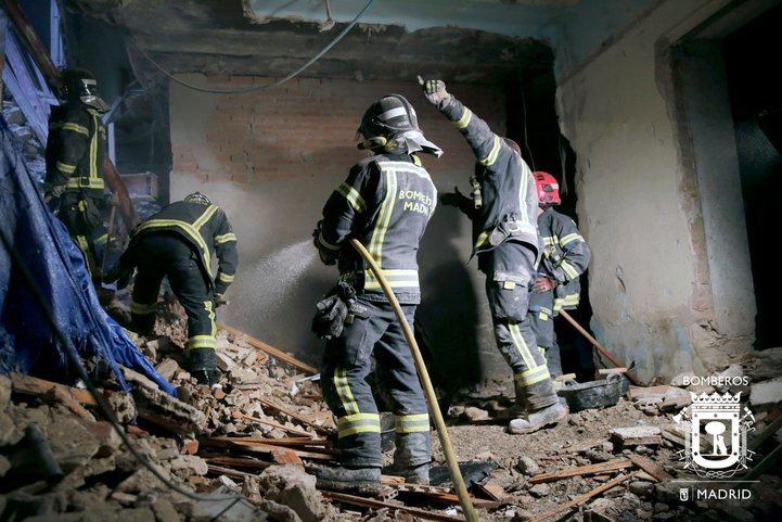 Los bomberos siguen desescombrando a mano para intentar llegar a las obreros desaparecidos tras el derrumbe