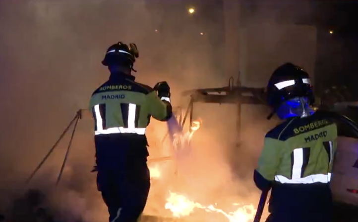 Bomberos de Madrid apagan el fuego de un contenedor en Carabanchel
