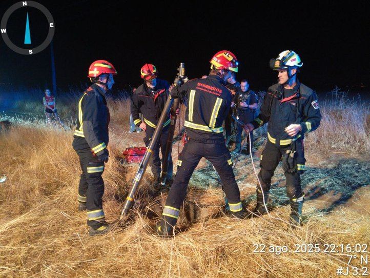 Bomberos rescatan a una joven caída en un pozo en Torrejón