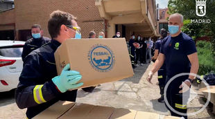 Bomberos ayudan en la entrega de alimentos en Vallecas