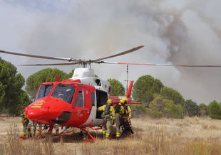 Brigadas forestales de la Comunidad en la zona del incendio de Almorox