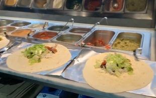 Bomberos de Madrid reparten burritos de cena para los trabajadores sanitarios