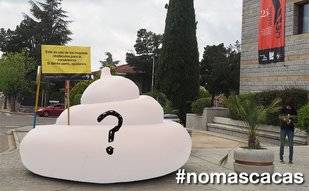 'Limpian' la caca hinchable gigante de Torrelodones