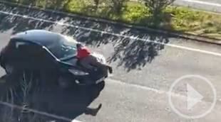 Un conductor escapa con otro hombre sobre el capó tras una discusión de tráfico