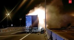 Arde un camión frigorífico en la m-50 a la altura de Las Rozas