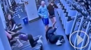 Efecto dominó en el gimnasio, una cámara capta un insólito accidente
