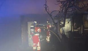 La rápida intervención de los bomberos permitió controlar el incendio y evitar su extensión a otras infraviviendas y almacenes próximos.