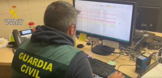 En los registros efectuados en viviendas de Morata de Tajuña y Pozuelo de Alarcón, los agentes intervinieron lingotes de oro, piedras preciosas, 13.000 euros en efectivo, varios teléfonos móviles, un arma corta y cinco vehículos.