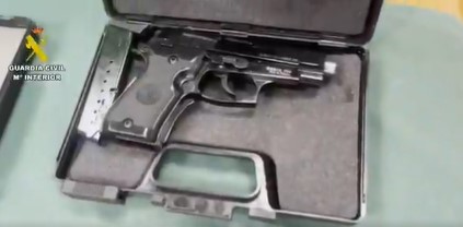 Durante los registros practicados por los agentes se intervinieron ocho armas cortas y seis armas largas, además de una pistola y tres escopetas de aire comprimido.
