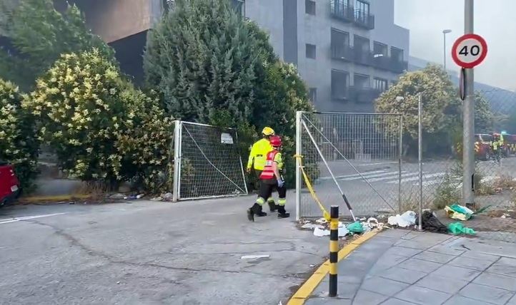 Hasta el lugar se han desplazado 13 dotaciones de Bomberos de Madrid y otras seis de Bomberos de la Comunidad.