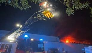 El fuego se originó en torno a las 23.30 horas del domingo en una instalación situada en el número 12 de la avenida de Castilla.