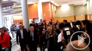 Piropos a Carmena en la entrada de la Facultad de Derecho de la Autónoma