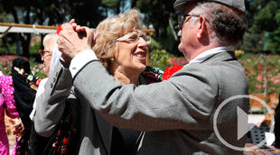 Carmena se marca un chotis en la presentación de San Isidro