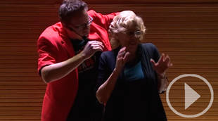 Manuela Carmena, improvisada ayudante de magia para niños saharauis