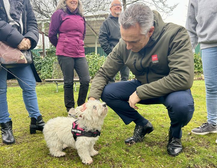 Carlos Novillo visita el Centro Integral de Acogida de Animales autonómico en Colmenar Viejo