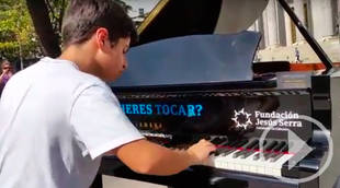 Ocho pianos de cola y las virtuosas manos de un estudiante de conservatorio