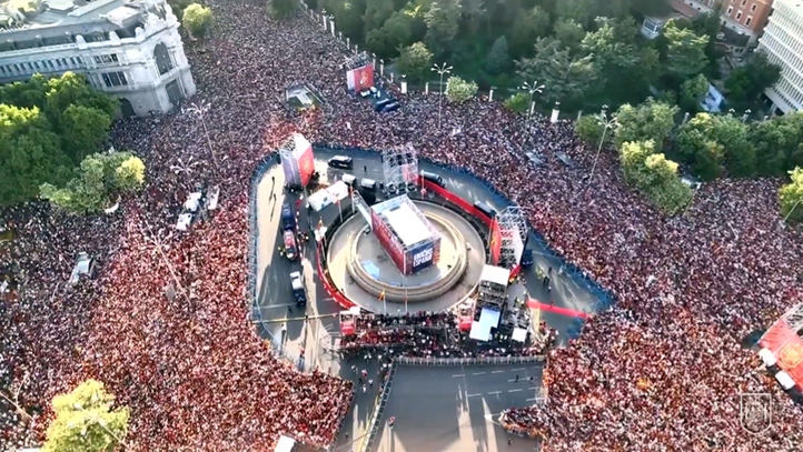 La plaza de Cibeles repleta de gente esperando a la selección