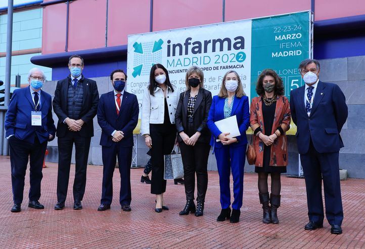 Foto de familia del acto de clausura de Infarma 2022 con Carlos Ibáñez Navarro, director general del COFM; Pedro Irigoyen Barja, director general de Farmacia de la Consejería de Sanidad de la Comunidad de Madrid; Jordi Casas Sánchez, presidente del COFB; Lola Moreno