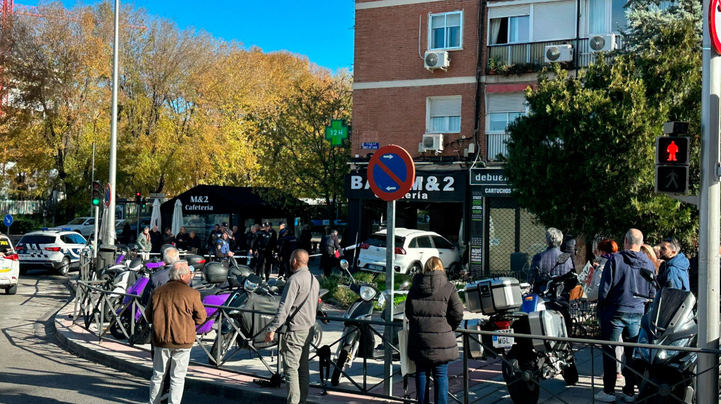 Coche empotrado en una cafetería del barrio del Pilar