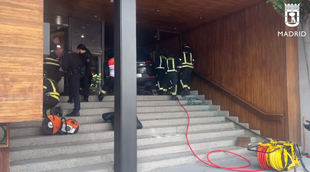 Bomberos extraen un coche que ha irrumpido en un portal