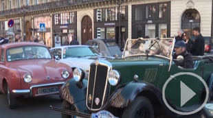Los amantes de los coches de época desfilan en París