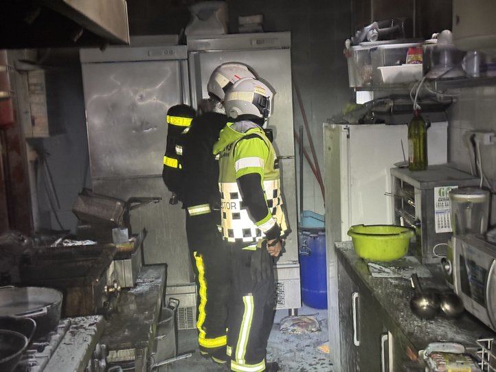 Estado en el que ha quedado la cocina del restaurante de Aranjuez incendiada