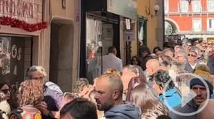 Largas colas para un bocadillo de calamares en la Plaza Mayor